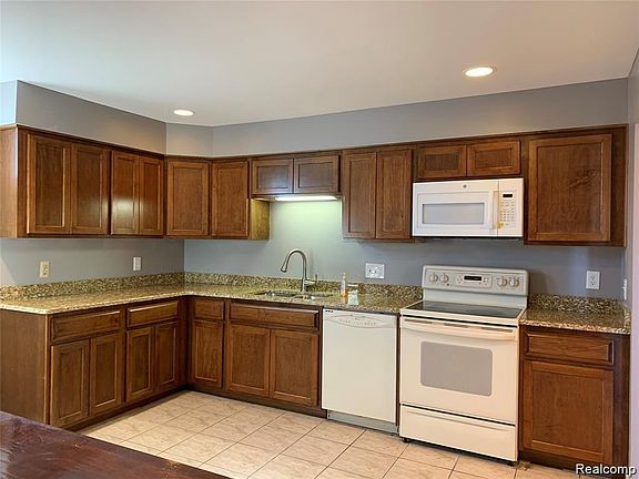 3rd image of 6634 Maple Lakes Dr