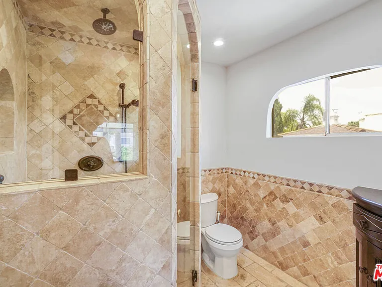 209 N Doheny Dr — Photo 17