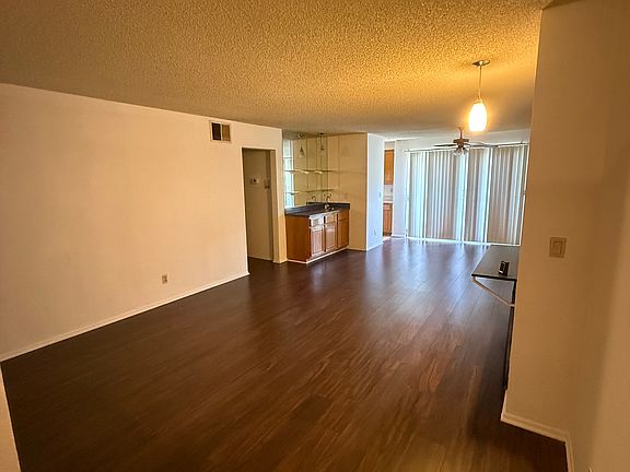 3rd image of 12701 Moorpark St APT 102