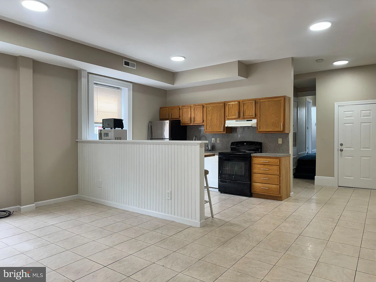 3 bed, 1.0 bath, 1500 sqft, $2,000 — Photo 2
