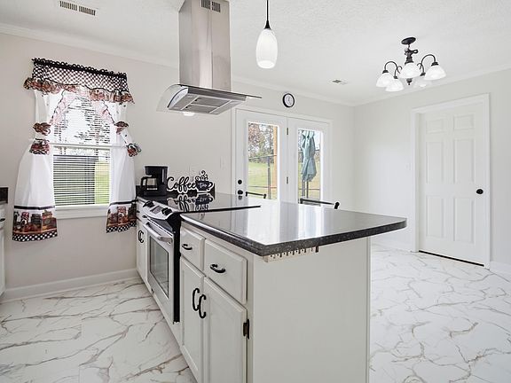 5th image of 111 Whispering Oaks Dr