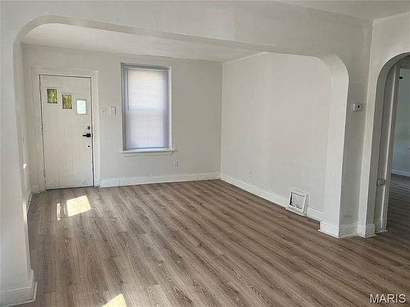 5th image of 6740 Robbins Ave