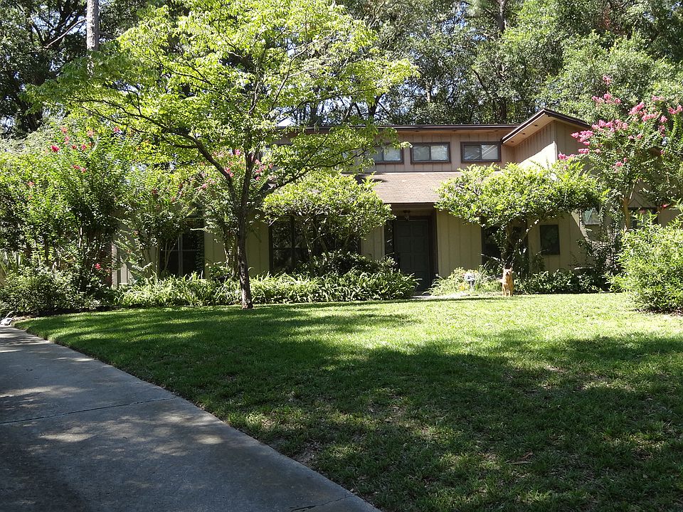 Mature Trees and Landscaping