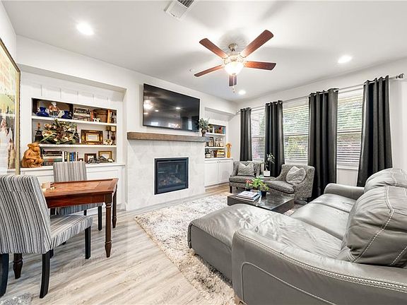 5th image of 130 Maple Creek Way