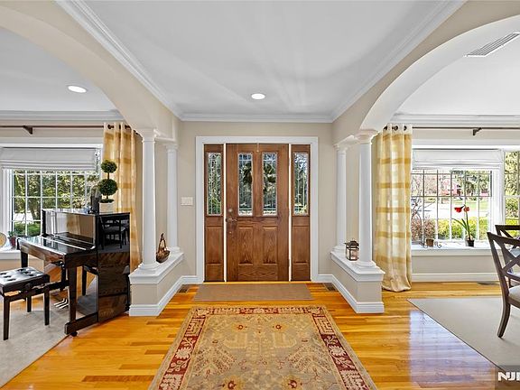 4th image of 548 Rivervale Rd