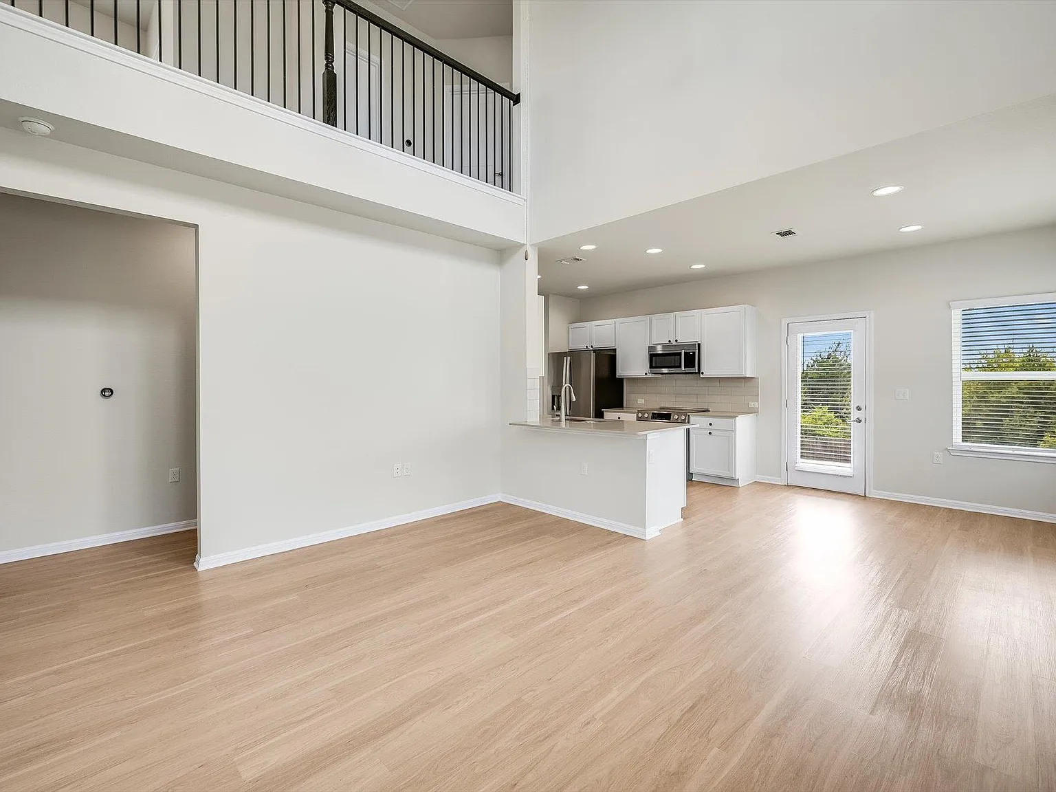 3 bed, 2.5 bath, 1878 sqft, $2,400 — Photo 4