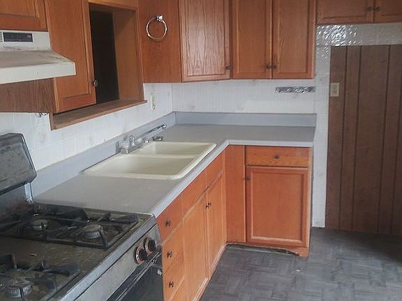 3rd image of 3326 N Kelvin Blvd