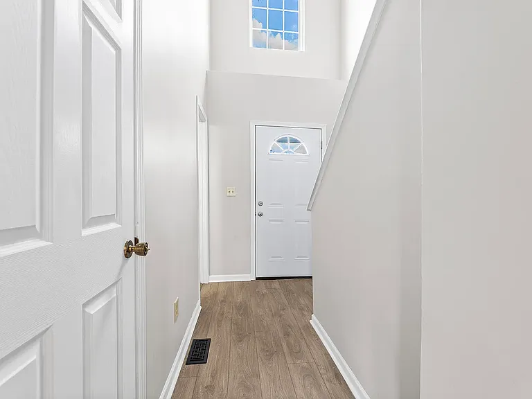328 Regency Ave — Photo 8