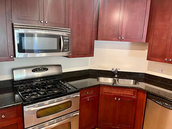 3rd image of 6400 N Sacramento Ave APT 106