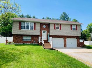 57 Lexington Ln, Highland, IL