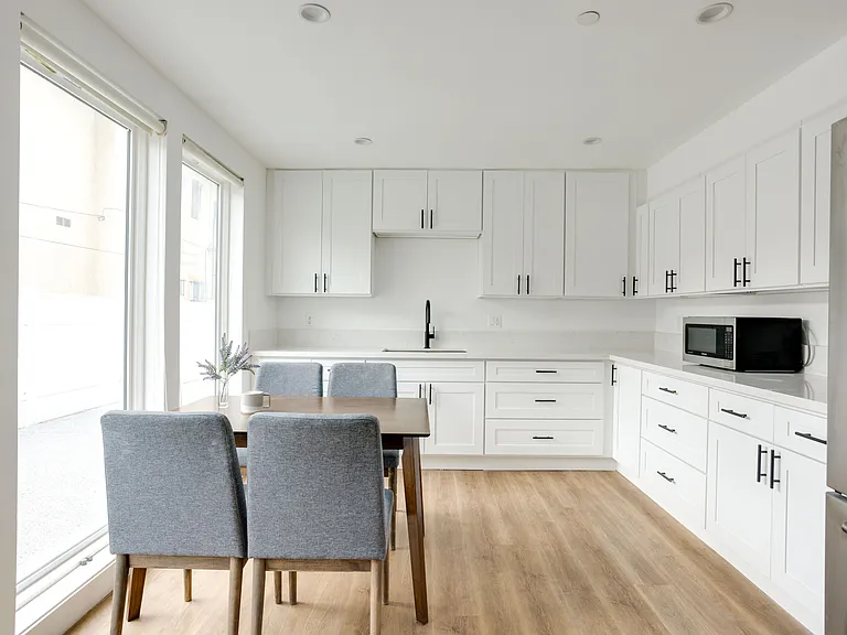1651 W 37th Pl — Photo 17