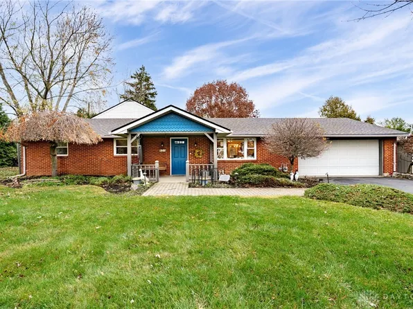 135 Floral Acres Dr, Tipp City, OH 45371