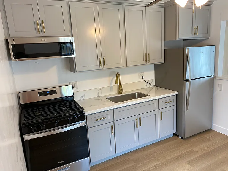 Sussex House Apartments — Photo 13