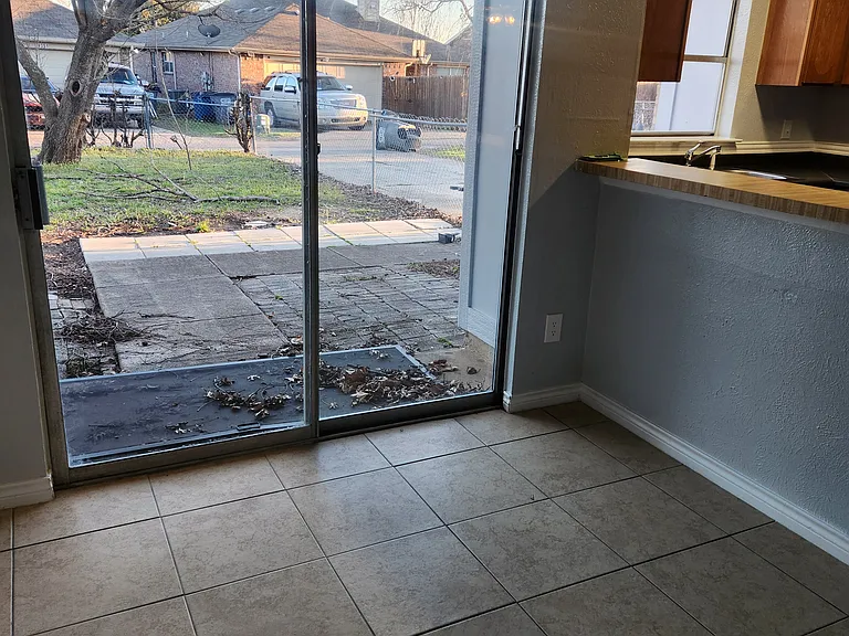1310 Oakbluff Dr — Photo 2