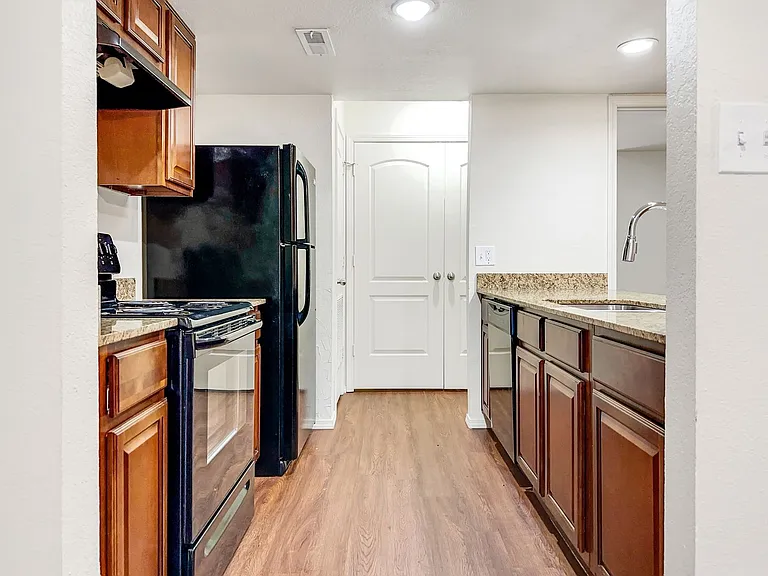 Pavilion Place Apartments — Photo 18