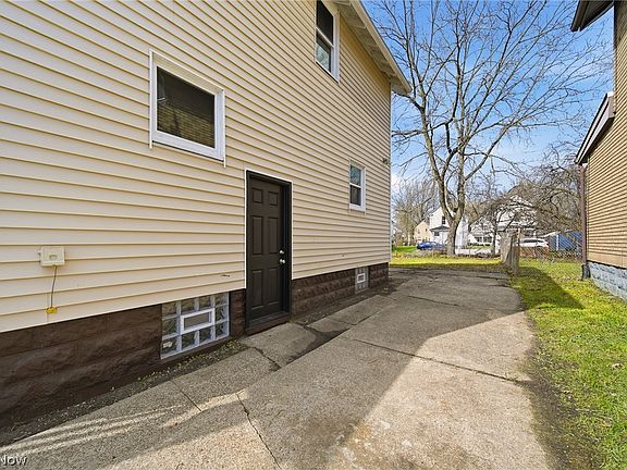3rd image of 912 Ashland Ave