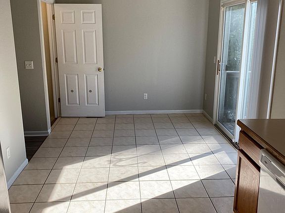 4th image of 894 Creekwood Ln #1