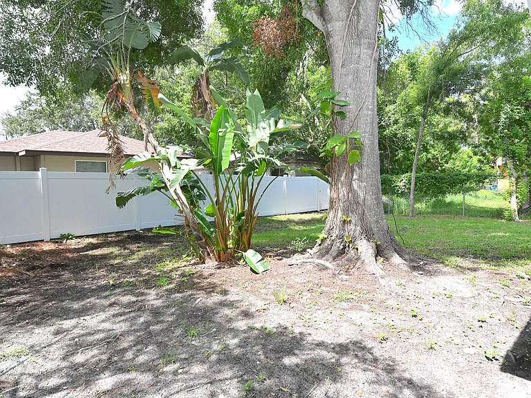 1976 Debbie St — Photo 16