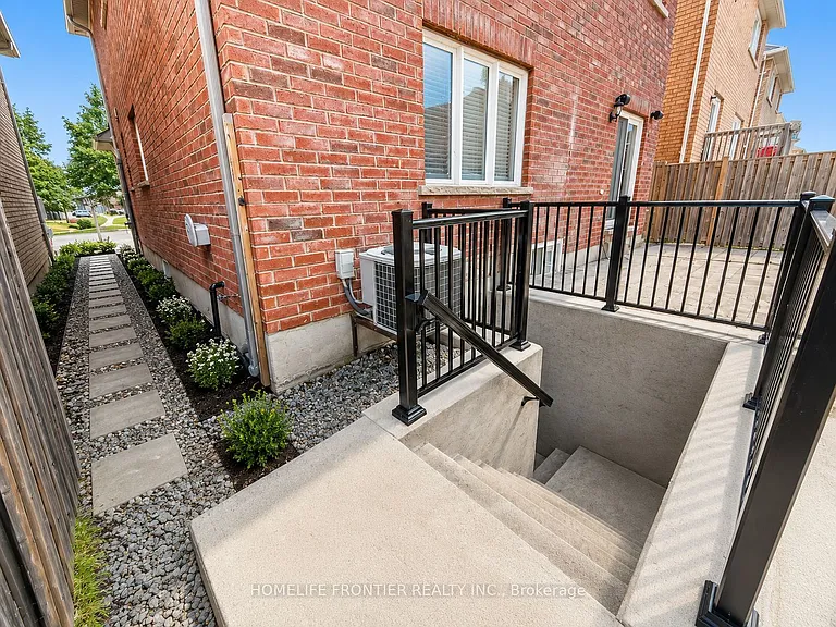 669 Armstrong Blvd #LOWER — Photo 2