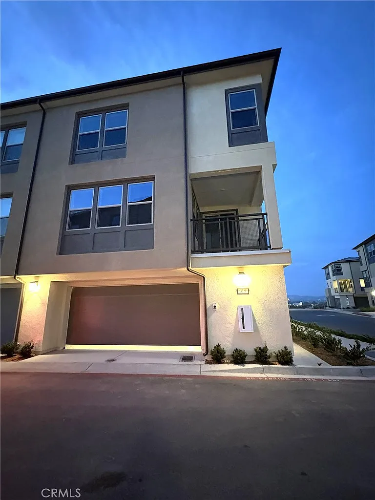 3 bed, 2.5 bath, 1408 sqft, $3,825 — Photo 1