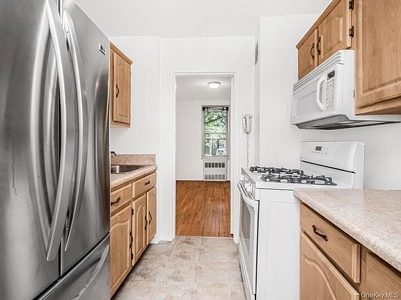 4th image of 2736 Independence Avenue #2E
