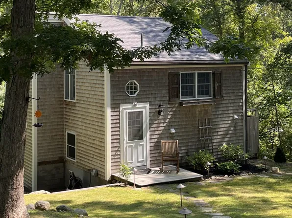 36 Circuit Ave, Tisbury, MA 02568