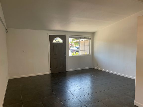 4th image of 997 Crestwood Ct
