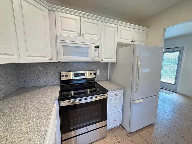 569 Monaco Park #L — Photo 13