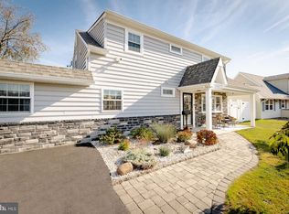 24 Cornflower Ln, Levittown, PA 19055