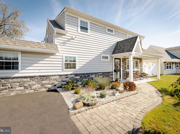 24 Cornflower Ln, Levittown, PA 19055