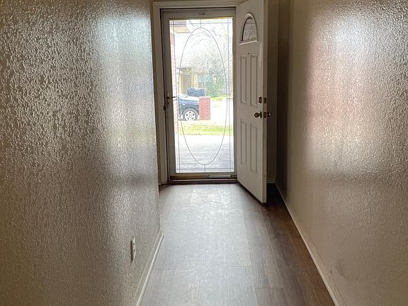 2nd image of 702 Bunker Hill Dr