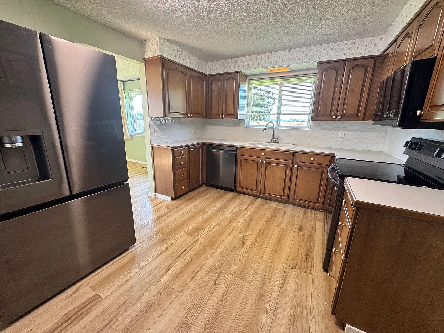 Spacious 4 bed/2.5 bath home — Photo 4