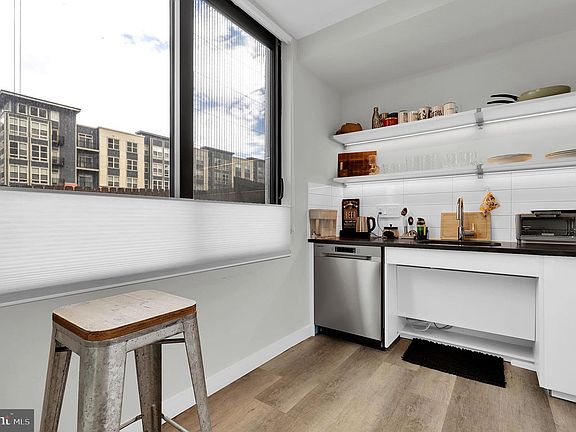 3rd image of 700 Roeder Rd #101