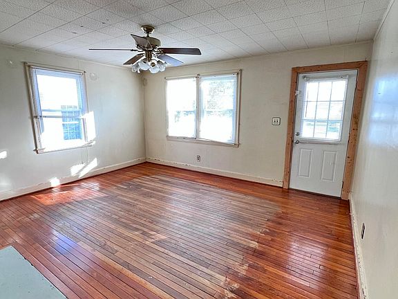 4th image of 131 Beech St