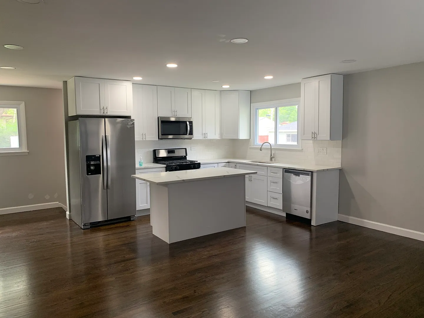 4 bed, 1161 sqft, $3,200 — Photo 2