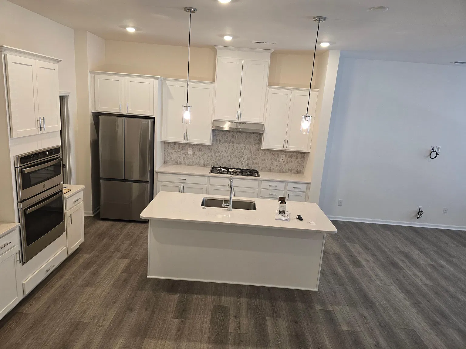 3 bed, 2001 sqft, $2,300 — Photo 2