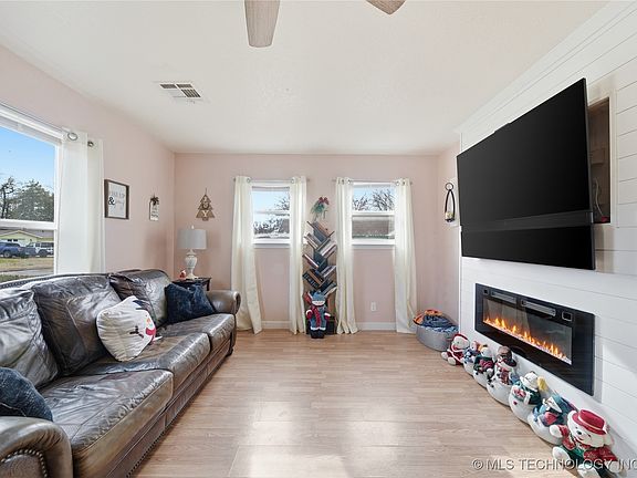 5th image of 1643 S Oak Ave