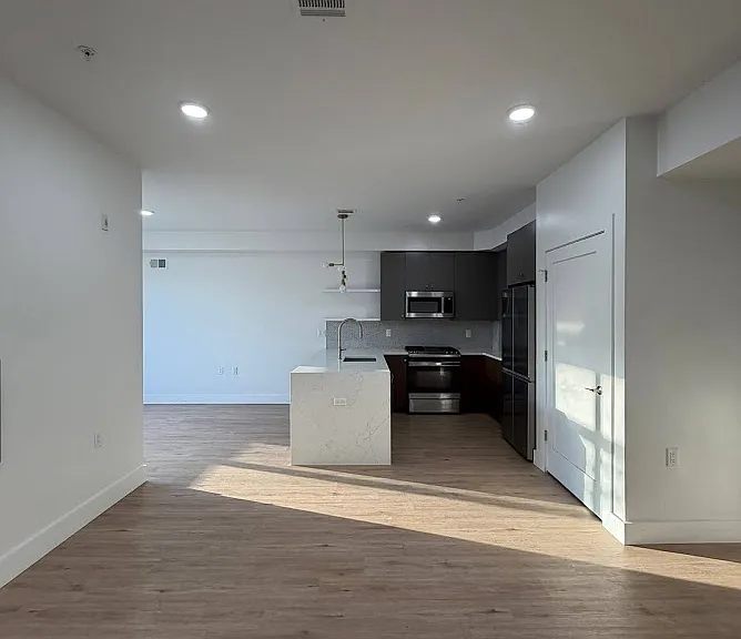 276 Duncan Ave #4D — Photo 1