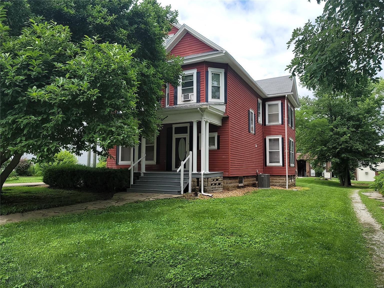 211 Pleasant St, Hillsboro, IL 62049 | Zillow