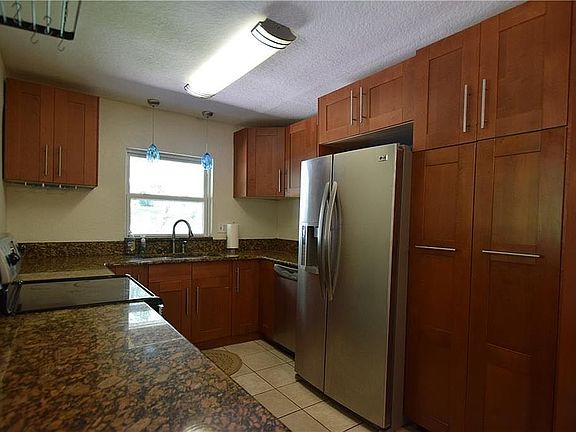 4th image of 755 Oak Dr