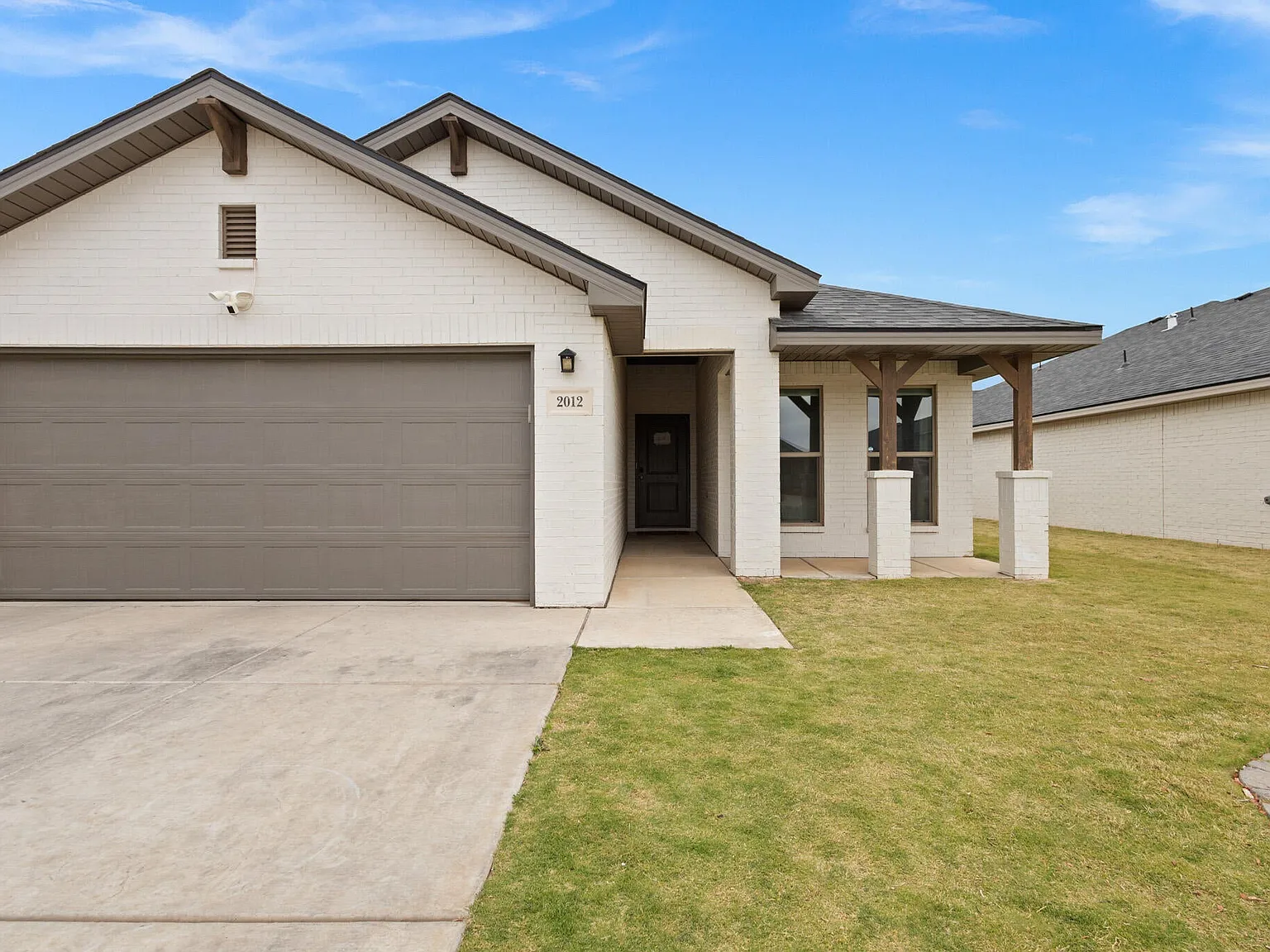 4 bed, 2.0 bath, 1693 sqft, $2,300 — Photo 2