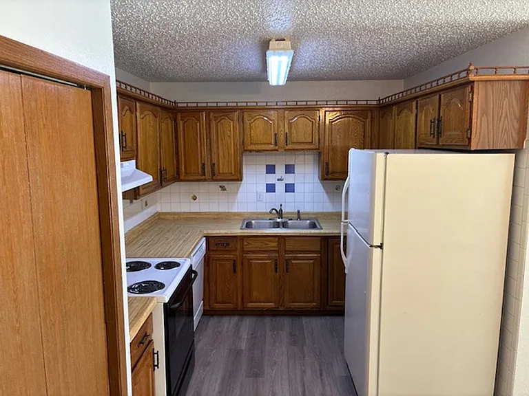 1720 N Grandview Ln — Photo 4