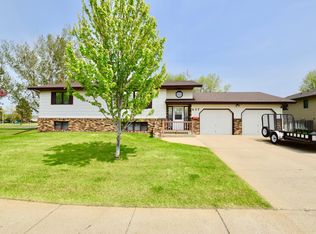 637 4th Ave SW, Dickinson, ND 58601