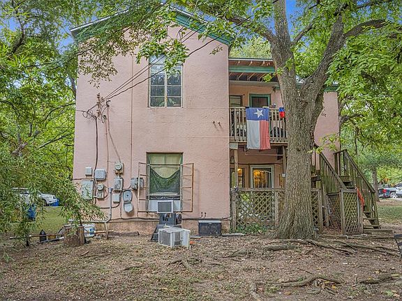 Back of the house. 2nd story deck is Unit B's.