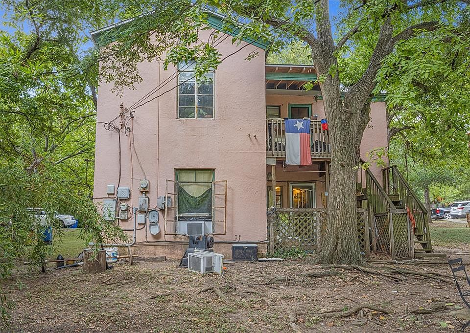 Back of the house. 2nd story deck is Unit B's.