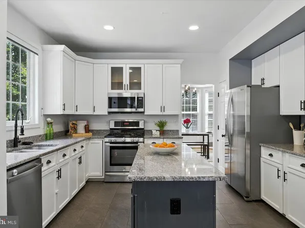 8207 Peggys Ct, Gainesville, VA 20155