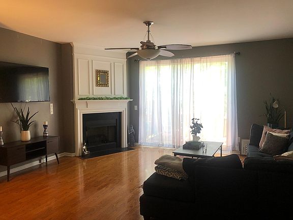 Living Room w/ access to private deck (2nd Floor)