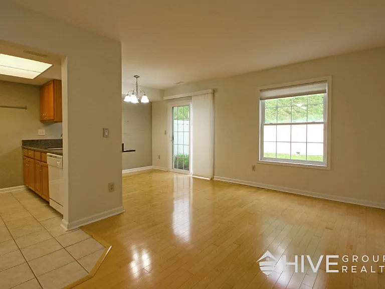 2411 Avonlea Ln — Photo 3