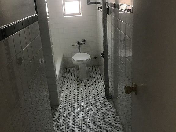 4th image of 135 Clarkson Ave APT F2