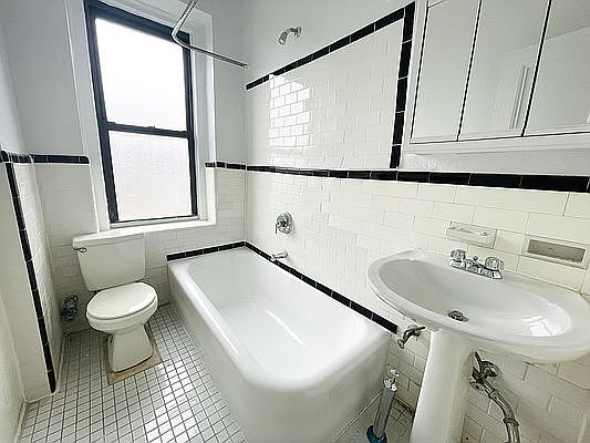 4th image of 4861 Broadway APT 5U